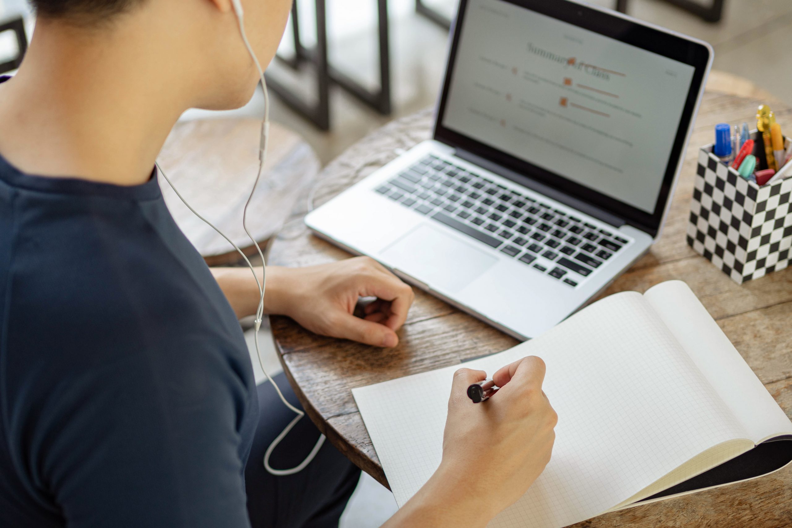 A student takes a quiz online